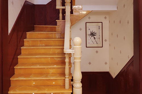 龙子湖中式别墅室内汉白玉石楼梯的定制安装装饰效果